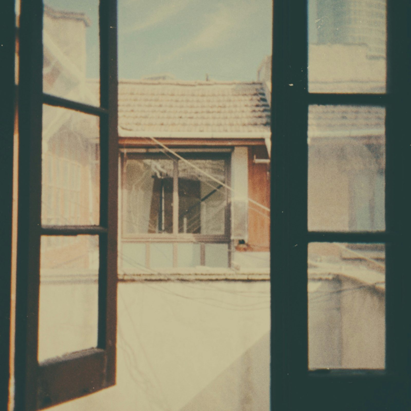 okno: Rochelle Lee/Unsplash otrok: Lisa from Pexels